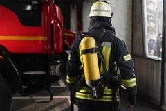 Feuerwehrmann mit Atemschutzgerät