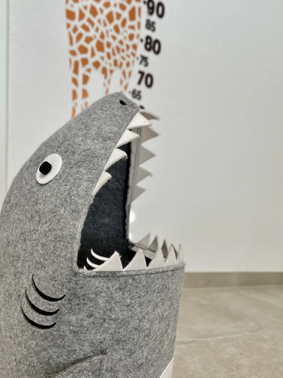 Kinderfreundliches Sprechzimmer mit Giraffenmotiv
